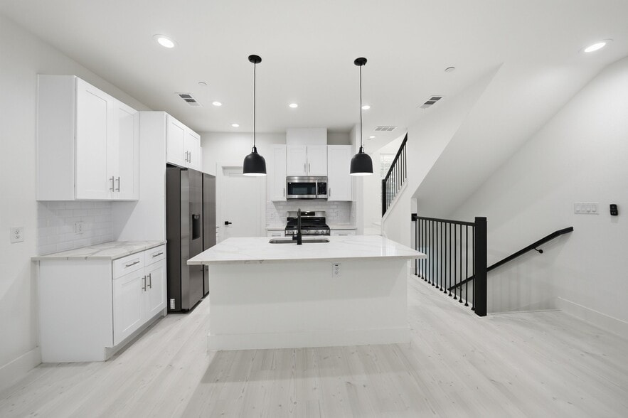 Building Photo - 7207 Mohawk Dr