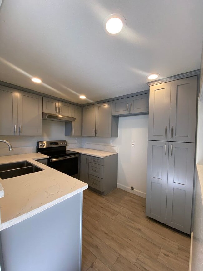 Building Photo - Alta Loma Woods Two Bed with Small Yard an...