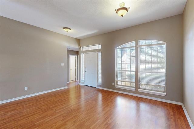Building Photo - 202 Willow Creek Dr