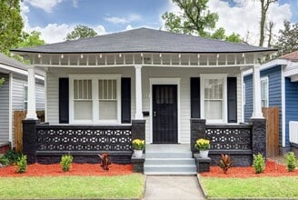 Building Photo - Newly Renovated 2BR/1BA Home In Downtown Savannah