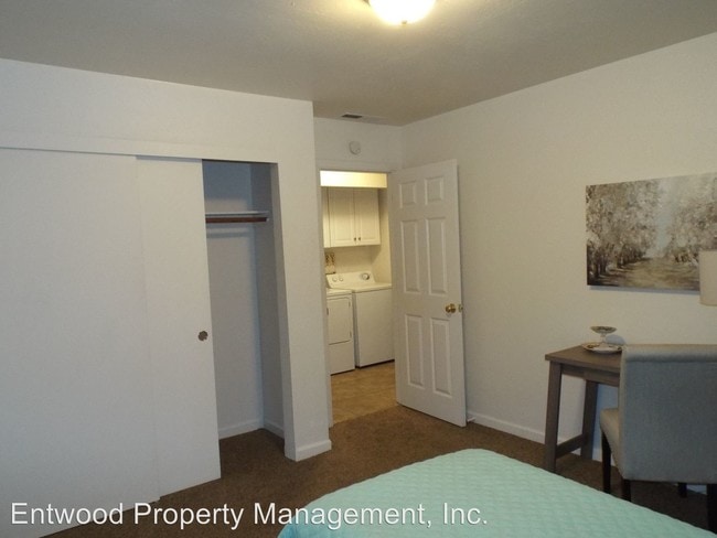 Building Photo - 303 Hickory St