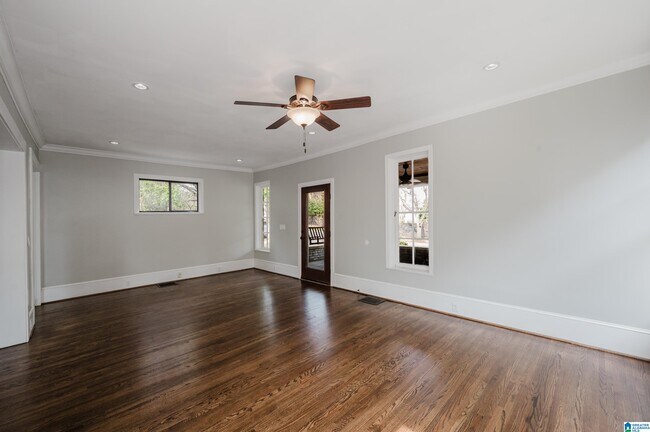 Building Photo - 2810 Rhodes Cir S