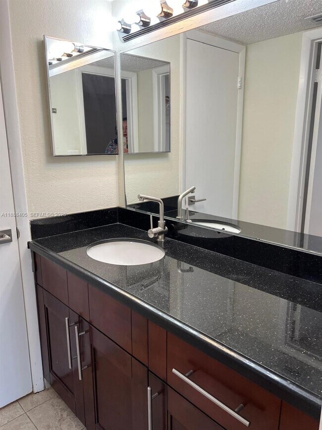 Building Photo - 1021 Mockingbird Ln