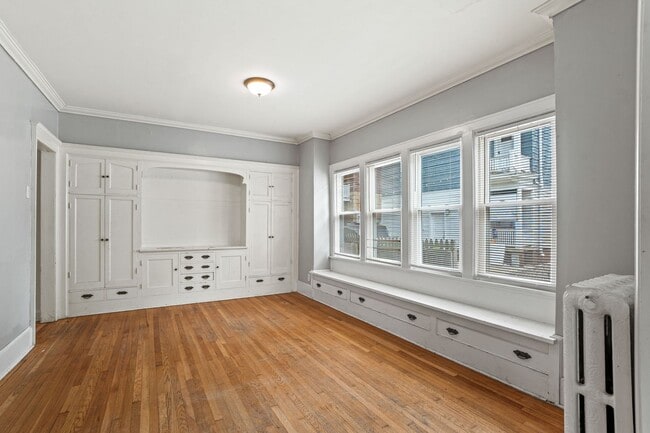 Building Photo - 2118 E Linnwood Ave