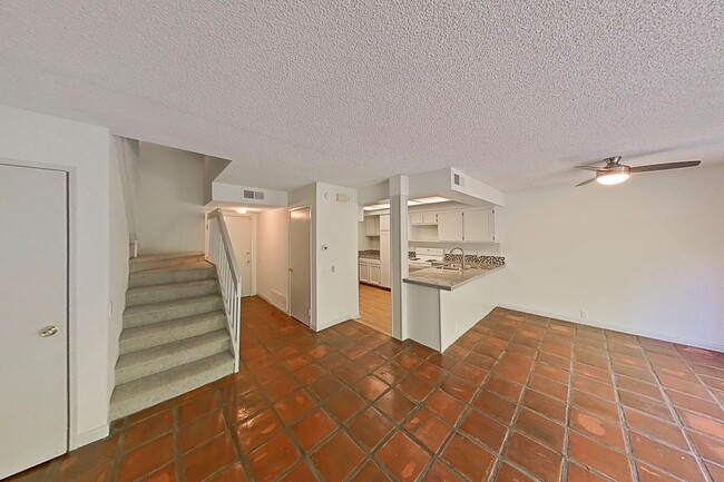 Building Photo - 2 Bedroom, 1.5 Bathroom Townhouse in San C...