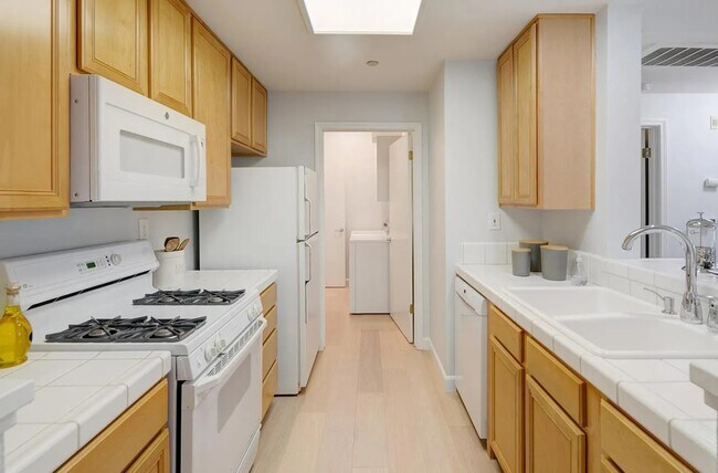 Building Photo - Newly Renovated Unit in Prime Location