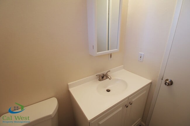 Building Photo - $2695 - 2 Bed 1.5 Remodeled 2 Story Towhn Home Near Keily and Saratoga