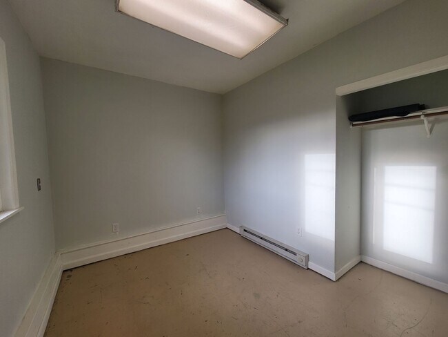 Building Photo - Charming 4 bed 2 bath