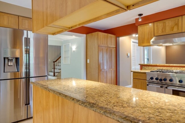 Building Photo - Ravensdale 3 Story, close to Lake Retreat,...