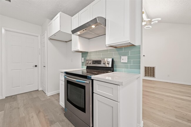 Building Photo - 16235 La Terra Dr