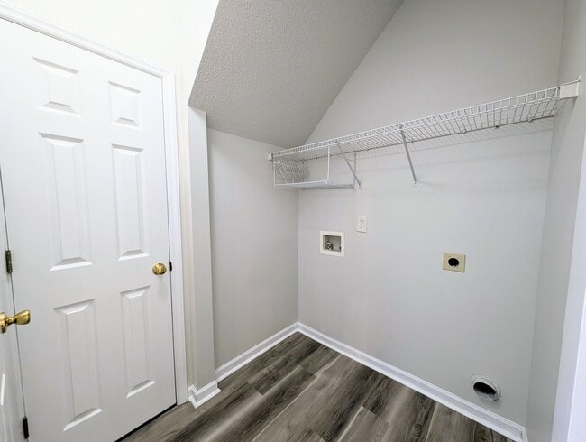 Building Photo - Move-In Ready Townhome with Downstairs Pri...