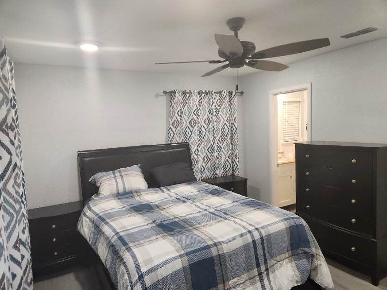 Building Photo - 1529 E Don St