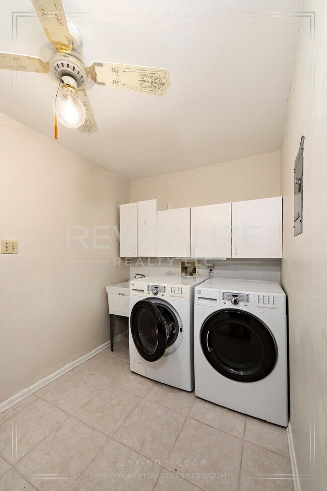 Building Photo - 3/2 Brick Home with Sunroom, Deck, and Car...