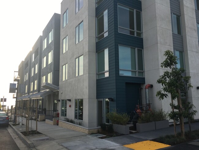 Building Photo - Luxurious 2BD/2BTH w/ Parking and Amazing ...