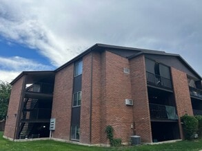 Building Photo - Beautiful condo with carport.