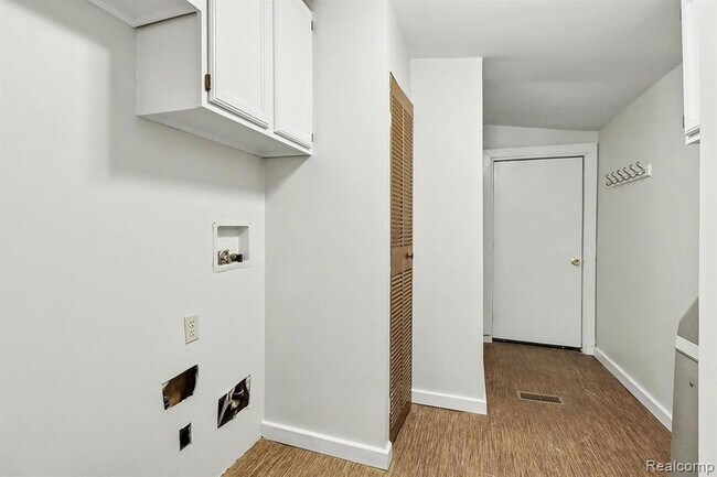 Building Photo - 1295 W Cook Rd