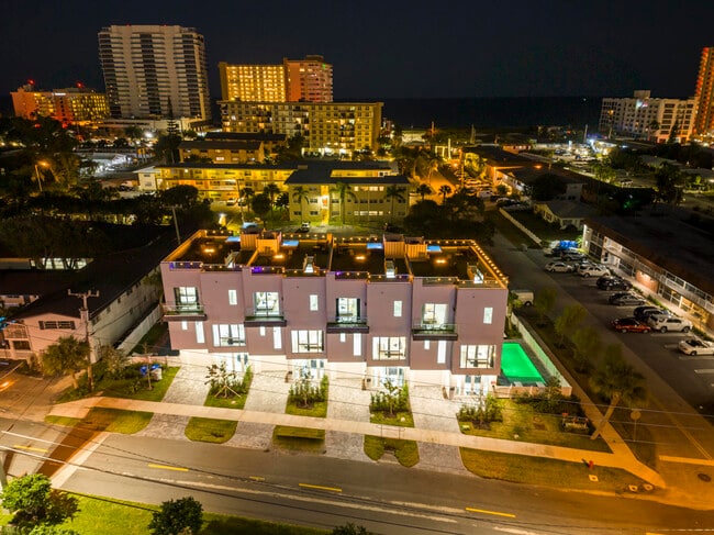 Building Photo - 1006 N Riverside Dr