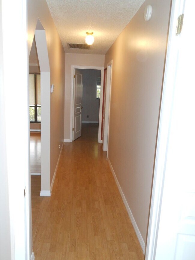 Building Photo - CHARMING 2 BEDROOM POOL HOME IN THE HEART OF JENSEN BEACH