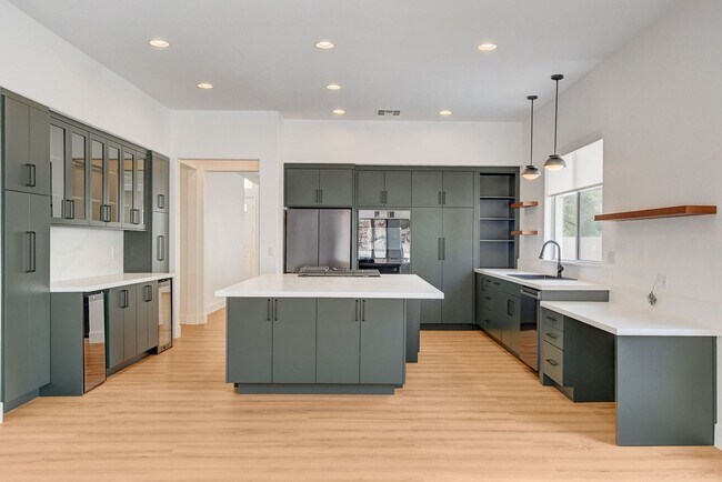 Building Photo - Popular Seven Hills Area, 1-Story, Complet...