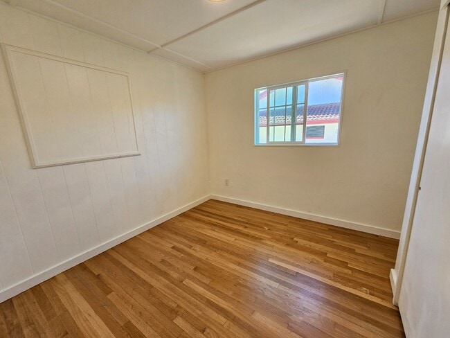 Building Photo - 3-Beds, 1.5-Bath Apartment with One tandem driveway parking space.