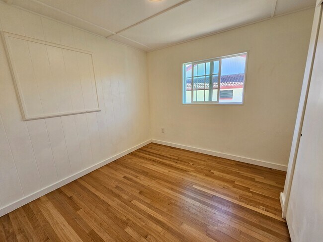 Building Photo - 3-Beds, 1.5-Bath Apartment with One tandem...