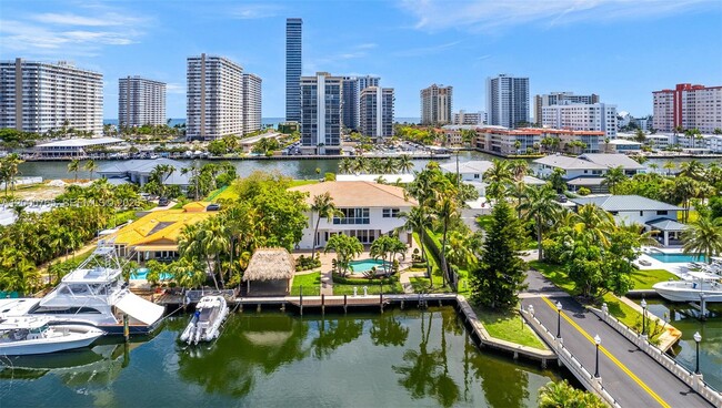 Building Photo - 552 Palm Dr