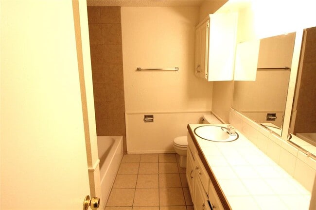 Building Photo - 114 NE 12th St