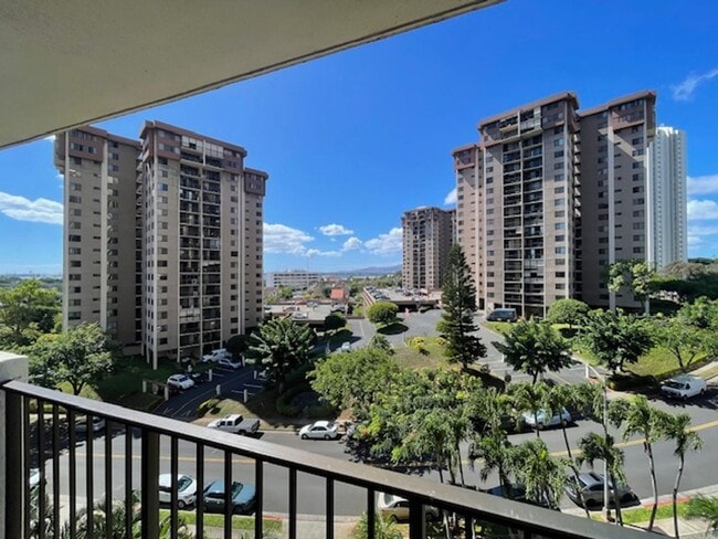 Building Photo - Beautiful 1 bedroom with large lanai & amazing views!