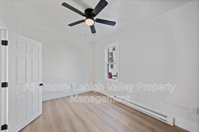 Building Photo - 122 E Goepp St