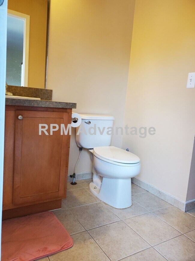 Building Photo - Gorgeous Townhouse Steps from Pool and Hik...