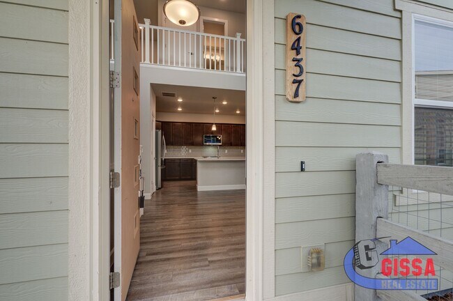 Building Photo - Beautiful, modern townhouse with primary b...