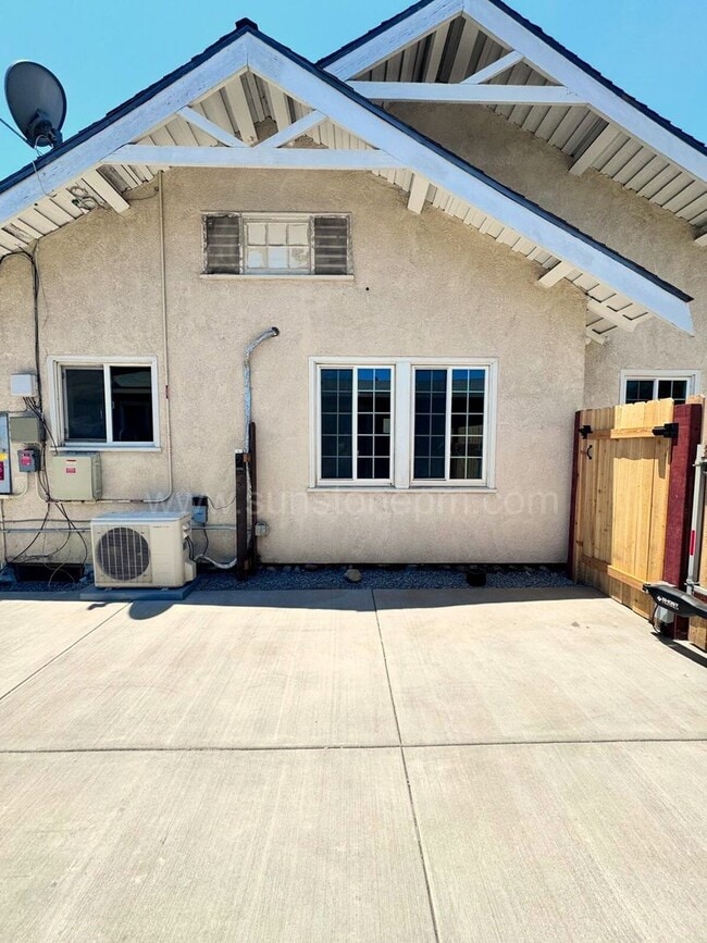Building Photo - 2 Bedroom, 1 bathroom