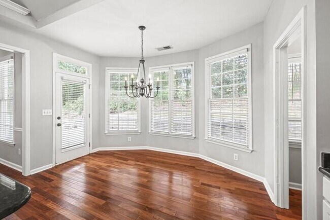 Building Photo - House 4 Beds 2 Baths