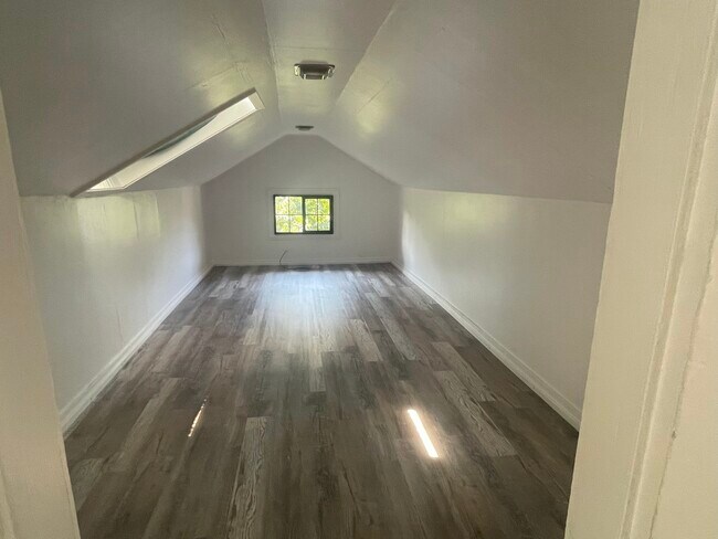 Building Photo - 907 NE Winchester St