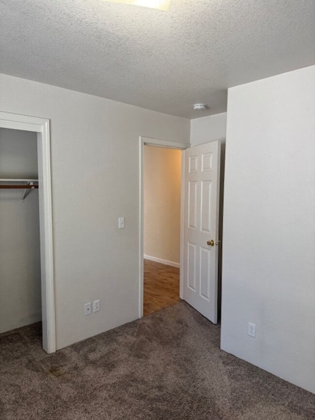 Building Photo - CLEAN SINGLE LEVEL 2 BEDROOM HOME/ WITH DE...