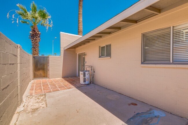 Building Photo - $0 First Month Rent! Remodeled 2 Bed Casita w/ Private Patio, W/D & Pool