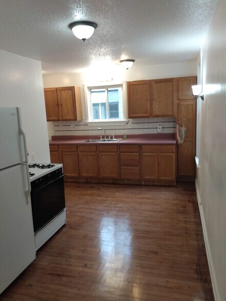 Kitchen - 701 Litchfield St