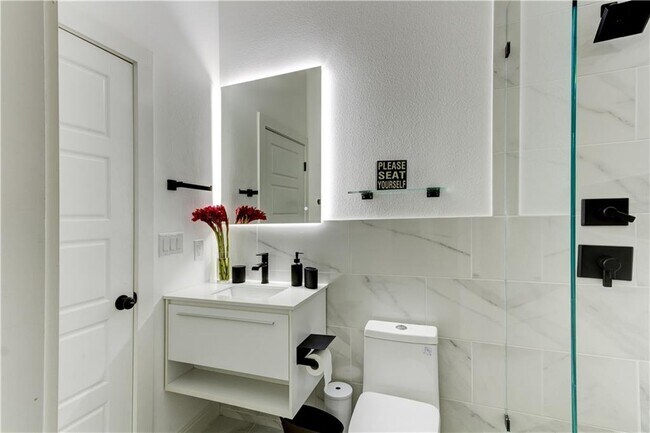 Building Photo - 2715 Zaragosa St