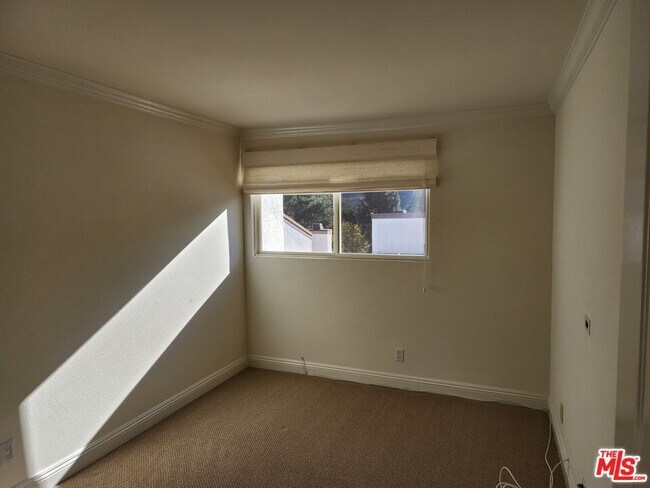 Building Photo - 1546 Palisades Dr