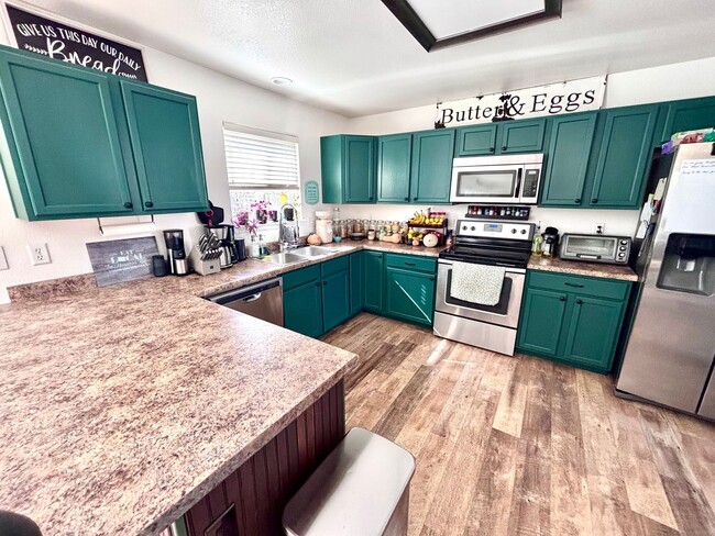 Building Photo - Spacious 3 Bed / 3 Bath Home Near Peterson Space Force Base