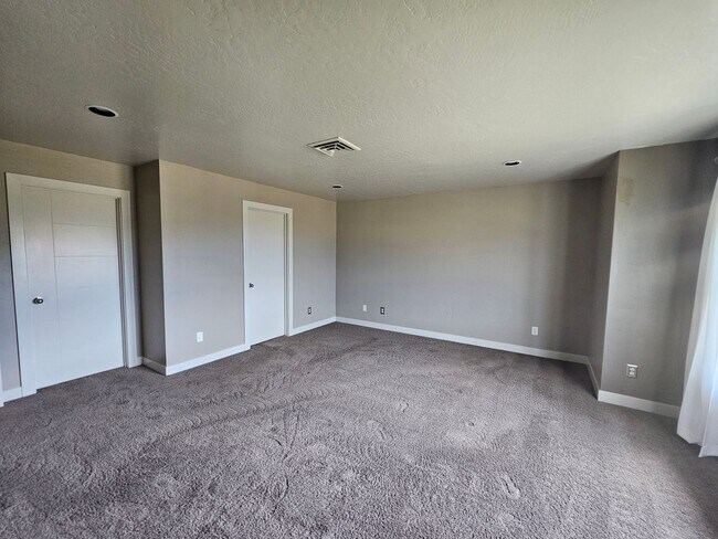 Building Photo - 5010 Jeff Dr