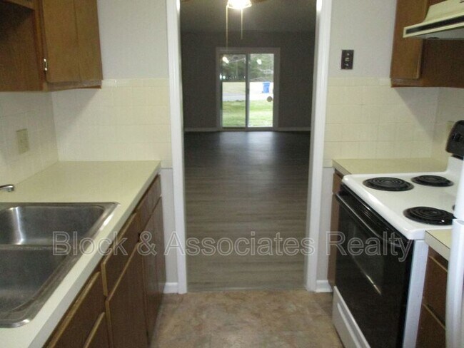 Building Photo - 302 Windsor Manor Way