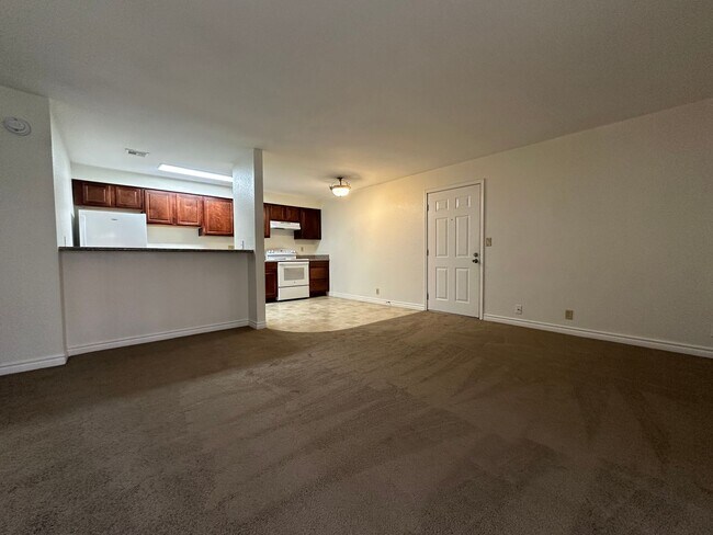 Building Photo - 2 Bedroom, 1 Bath Condo