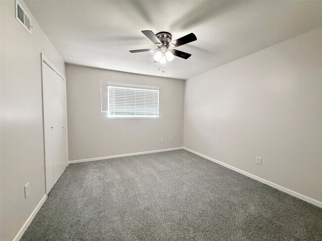 Building Photo - 500 Willow Dr