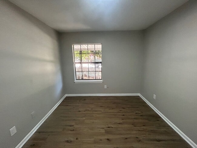 Building Photo - 528 Wessinger St