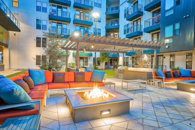 Building Photo - 555 N College Ave