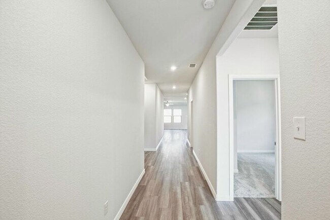 Building Photo - 625 Hidden Cove Dr