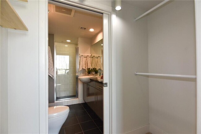 Building Photo - 300 Bowie St