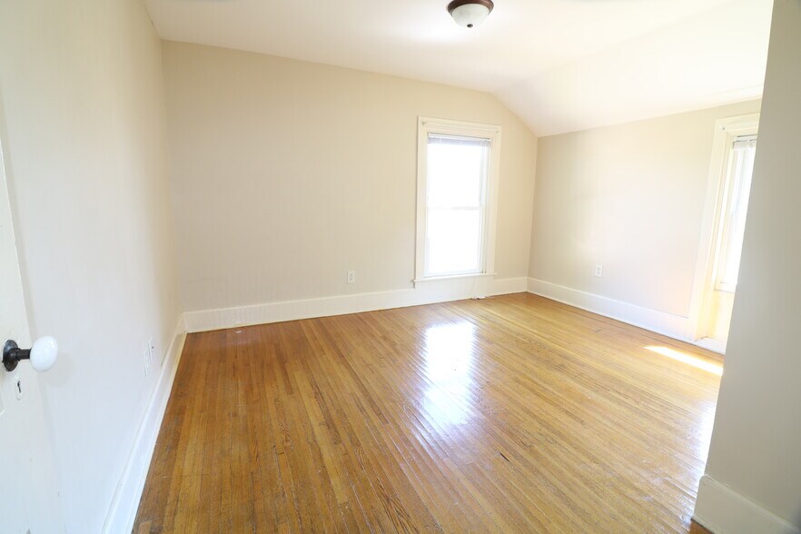 Building Photo - 1319 E 12th St