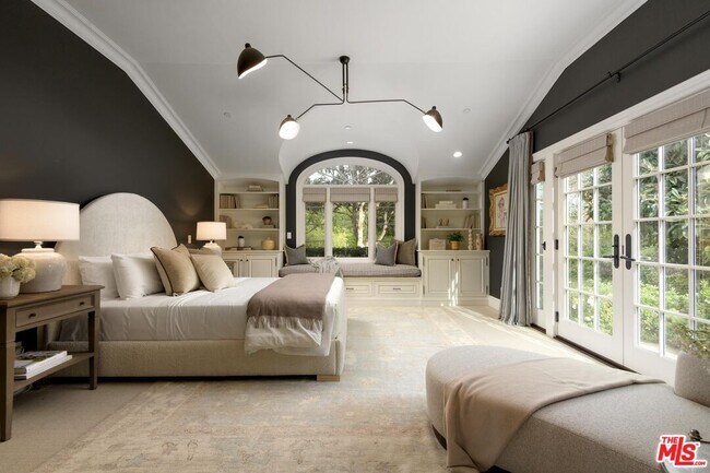 Building Photo - 2760 Sycamore Canyon Rd